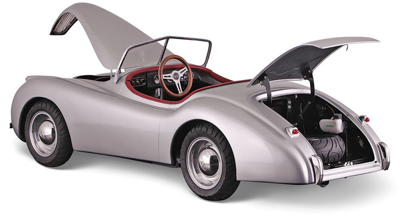Illustration for article titled A Tiny Drivable Jaguar Replica Might Be the Perfect Car For Big City Commutes